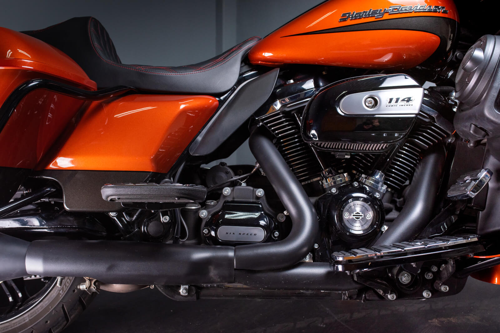Scarico slip-on Exhaust Revolution serie ER 330 E // TOURING® CVO LIMITED®/CVO ROAD GLIDE®/CVO ELECTRA GLIDE REVIVAL®/ELECTRA GLIDE STANDARD/ROAD GLIDE®/ROAD KING®/STREET GLIDE®/ULTRA LIMITED® 2021-UP compatibile per gamma Harley-Davidson® Touring® Modello Harley-Davidson® Touring® cromato e verniciato nero opaco