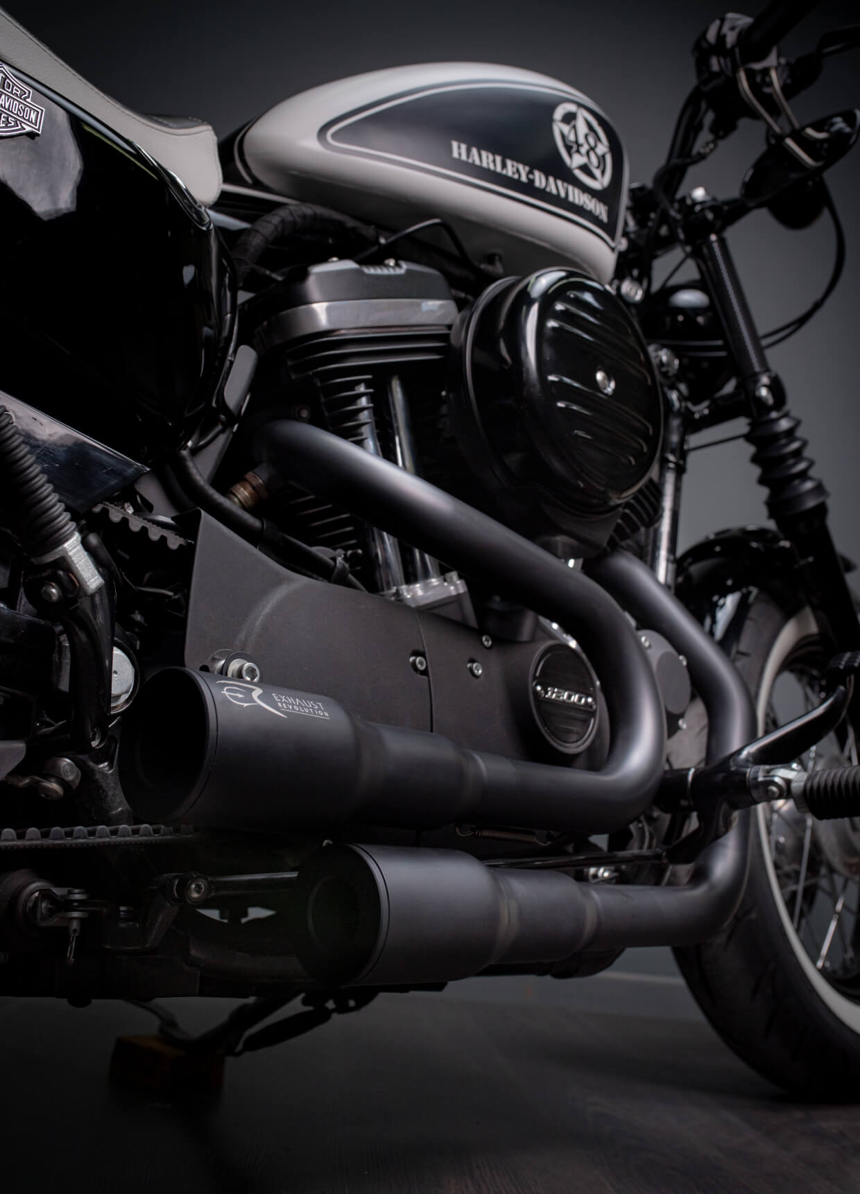Scarico slip-on completo 2 in 2 Exhaust Revolution serie ER PRJ2 E // SPORTSTER® 883/1200 2018-UP compatibile per gamma Harley-Davidson® Sportster® cromato e verniciato nero opaco